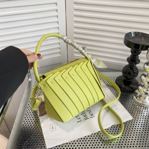 This year's popular bag 2024 new Korean version fashion splicing hand-held white women's crossbody scarf versatile small square bag