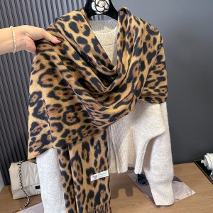 Autumn and winter, same niche design, leopard print long scarf, women's American spicy girl style, fashionable shawl trend