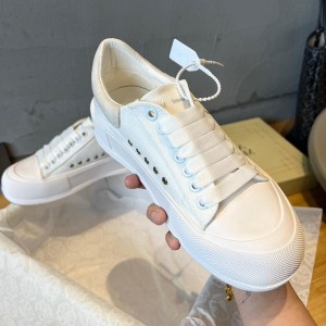 Popular McQueen canvas shoes for women, thick soled, height increasing, lace up sports, white sneakers, fashionable, versatile, casual, white board shoes