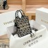 DIAOLUN brand's new p embroidery small tote phone bag, single shoulder crossbody handbag, women's fashionable bag