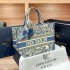 2024 New Classic Old Flower High Fashion Zoo Embroidery Tote Bag Elegant Handheld Shopping Women's Bag