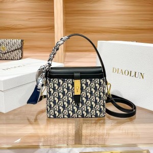 2023 DIAOLUN bag women's cross-border new fashionable, versatile, high-end, niche design crossbody carrying small square bag