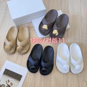 Luo Jia's flip flops are lazy shoes that can be worn on the outside with just one step. Thick soled candy colored beach flip flops, small white shoes, are a niche style