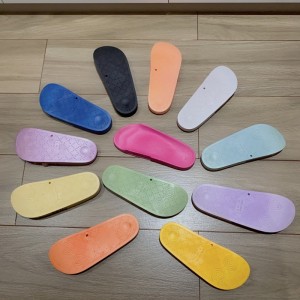 The shoe factory sells semi-finished PVC one-piece slippers with a complete range of shoe material sizes for export. The inflatable outsole is available for foreign trade