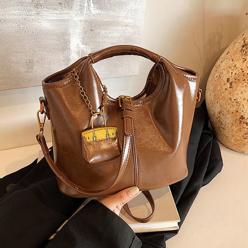 This year's popular retro handbag women's 2025 new casual large capacity shoulder crossbody bag bucket bag