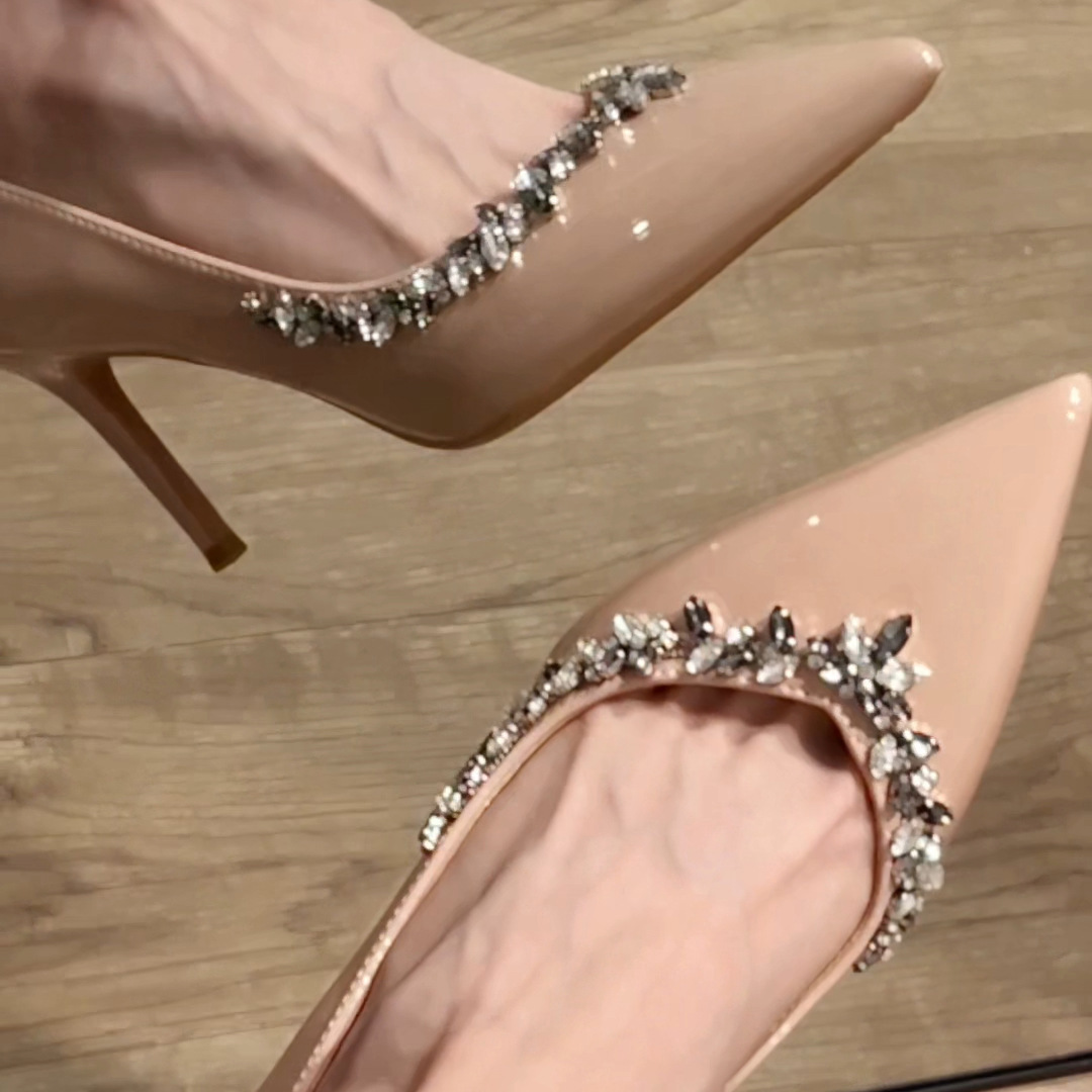 New nude colored rhinestone high heels for women with slim heels and pointed toes, with a light mouth and comfortable feet. Single shoes for weddings