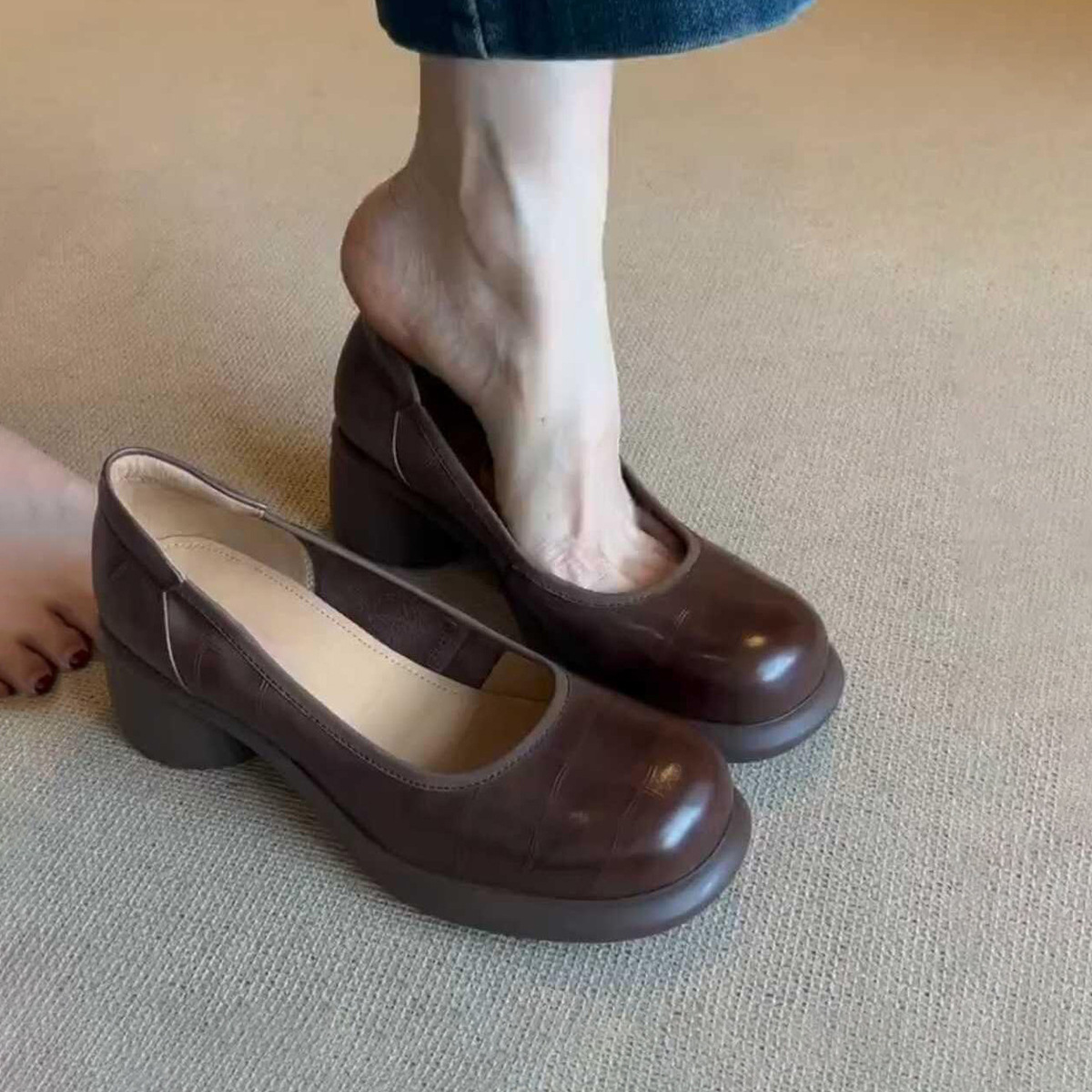 Retro shallow mouth single shoe, women's round toe, thick heel, stepping on Mary Jane shoes, British style small leather shoes