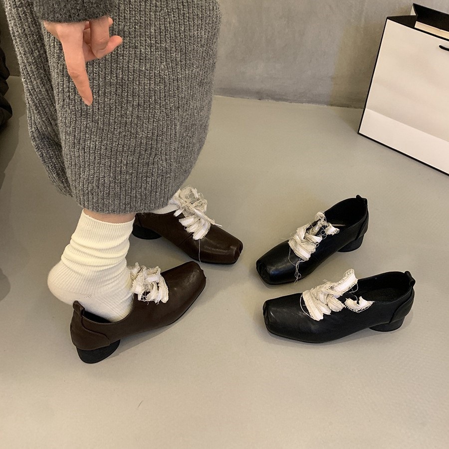 Retro square toe thick heel brown small leather shoes for women in autumn and winter 2024, new strap Korean version, fashionable and high-end single shoe