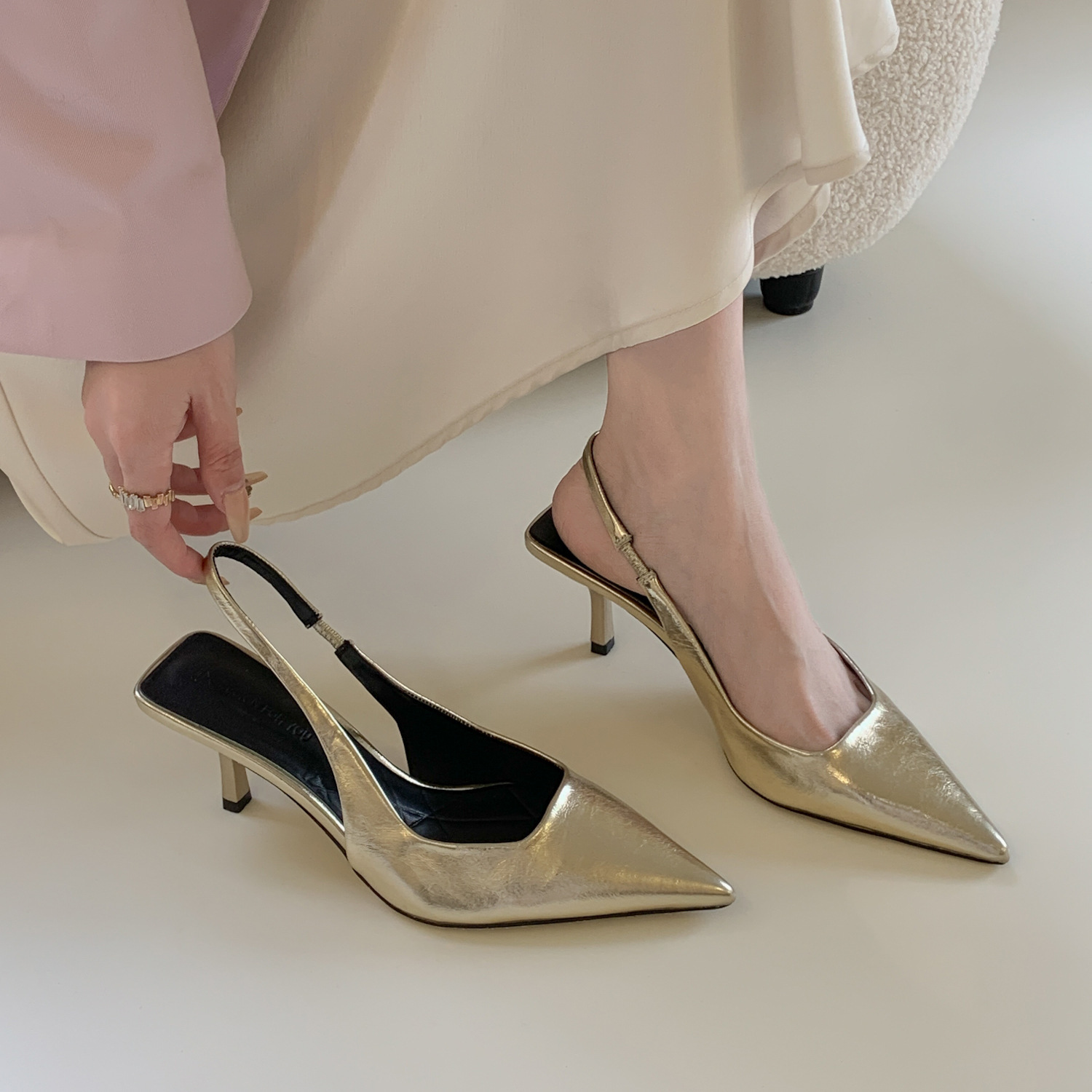 A wealthy heiress! High end, pointed high-heeled sandals with high-end feel, women's empty back half toe single shoes