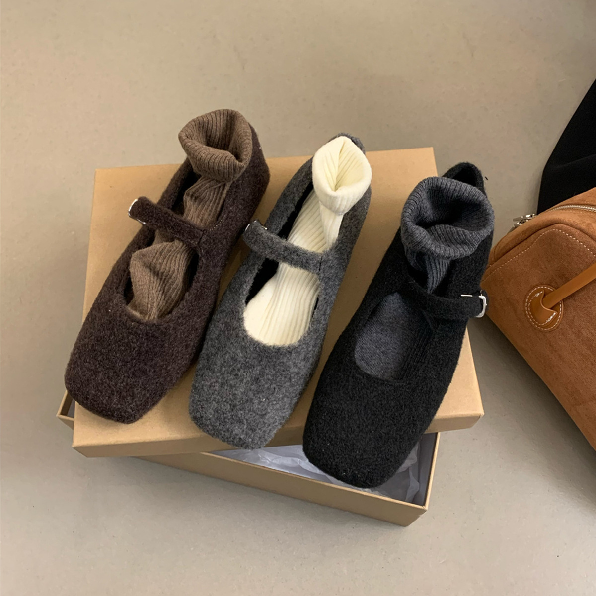 Advanced Western style hairy shoes for women's outdoor wear 2024 new autumn and winter French retro temperament flat Mary Jane single shoes