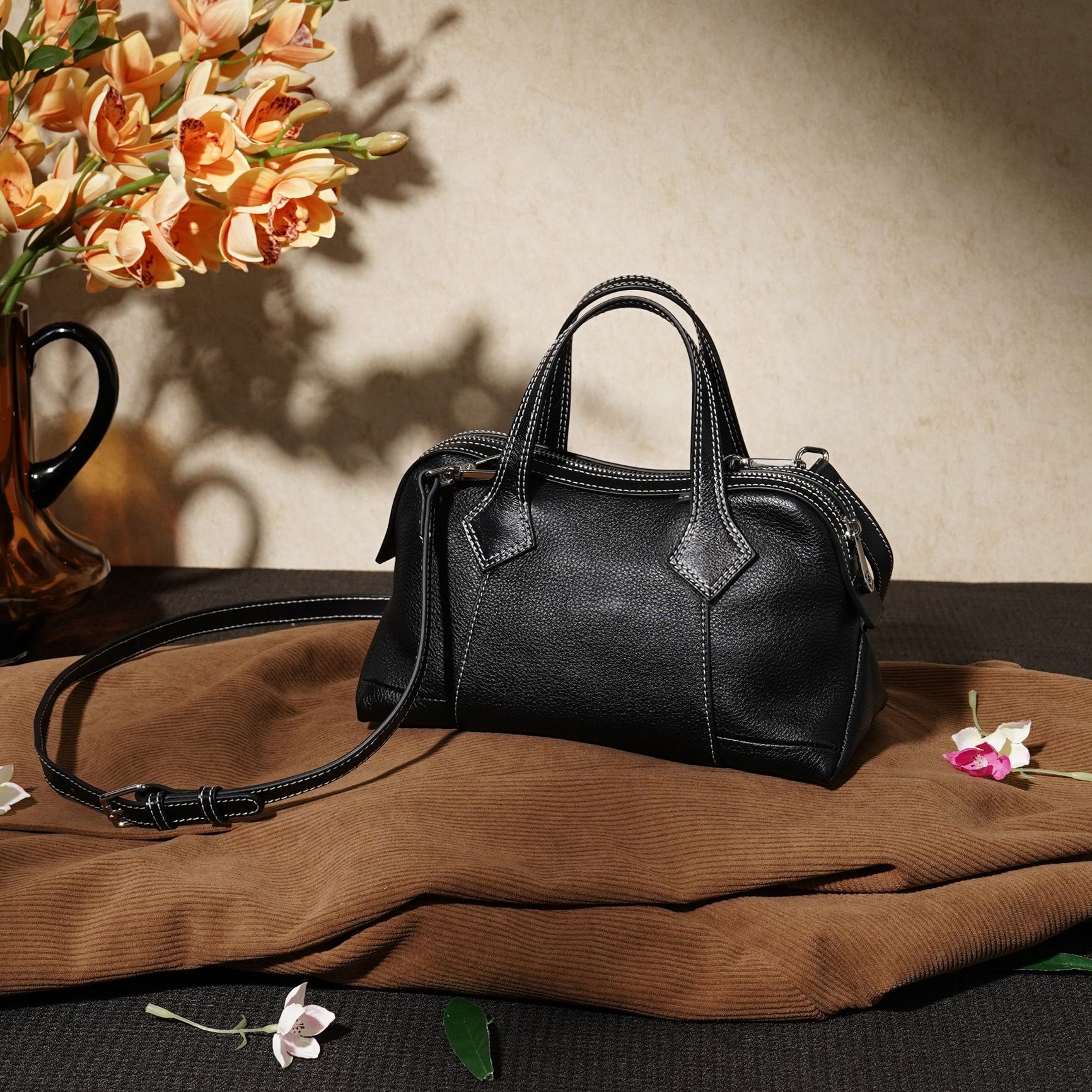 2025 new top layer cowhide solid color commuting small leather women's bag, high-end sense, simple hand-held shoulder bag