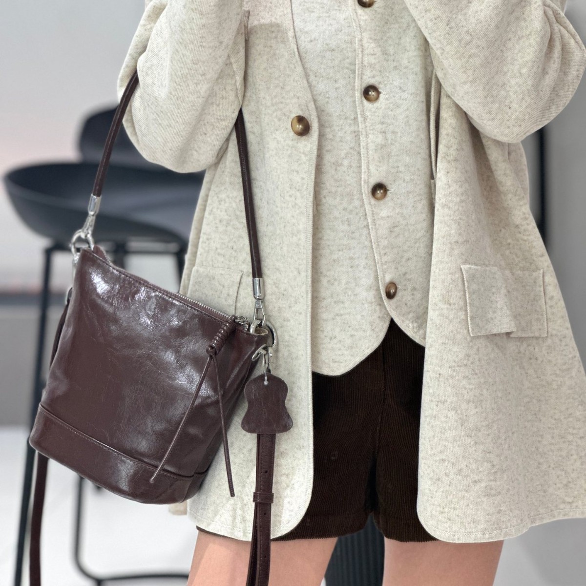 2025 new versatile retro top layer cowhide oil wax bucket women's bag, high-end simple zipper single shoulder crossbody bag