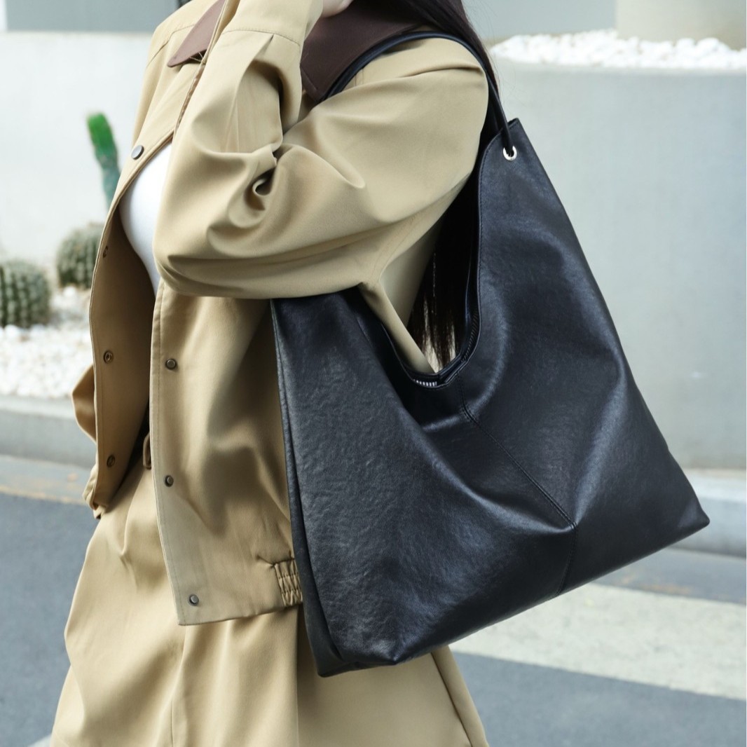 2025 new vegetable tanned cowhide popular large capacity textured tote bag versatile one shoulder class underarm commuting bag