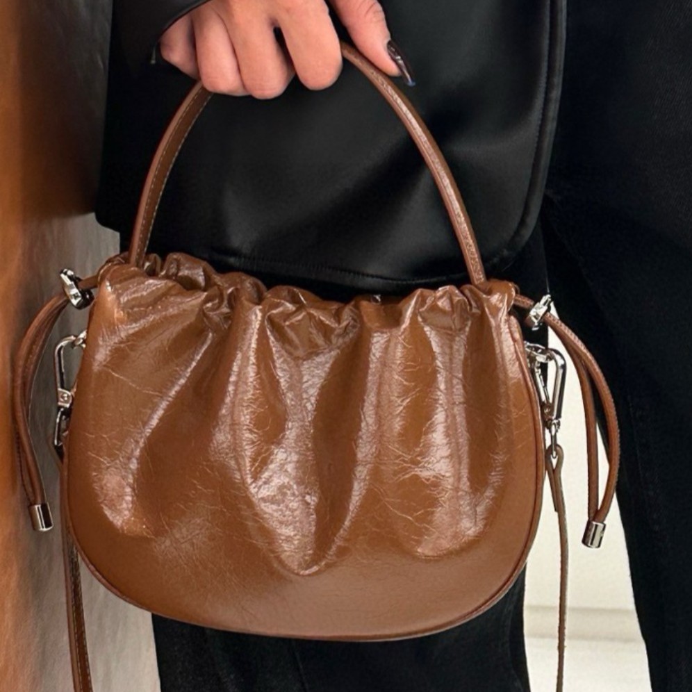 Bag Women's 2025 Spring/Summer New Collection Real Leather Bag Korean Wrinkled Handheld Crossbody Bag Chain Armband Cloud Shoulder Bag