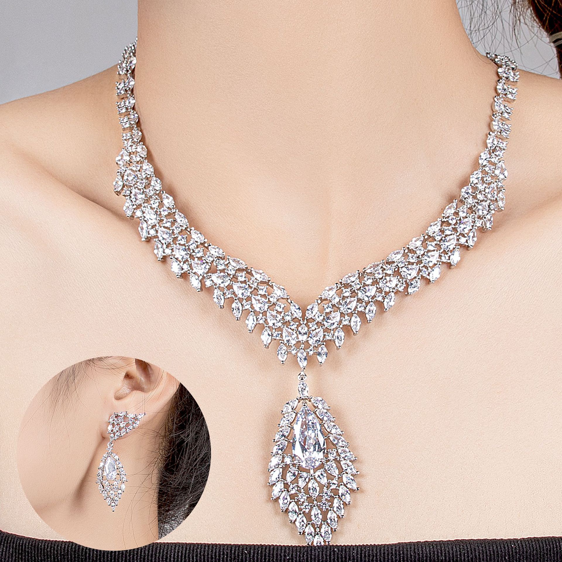 Luxury and Noble Zircon Wings Earrings and Necklace Set from European and American Brands, Fashionable and High end Evening Dress Accessories for Women