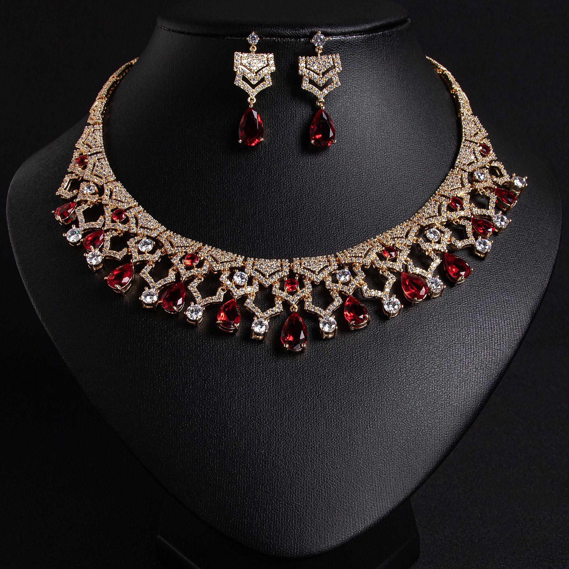 European and American water droplet fringe earrings necklace set, high-end heavy industry collarbone chain, retro versatile dress accessories wholesale