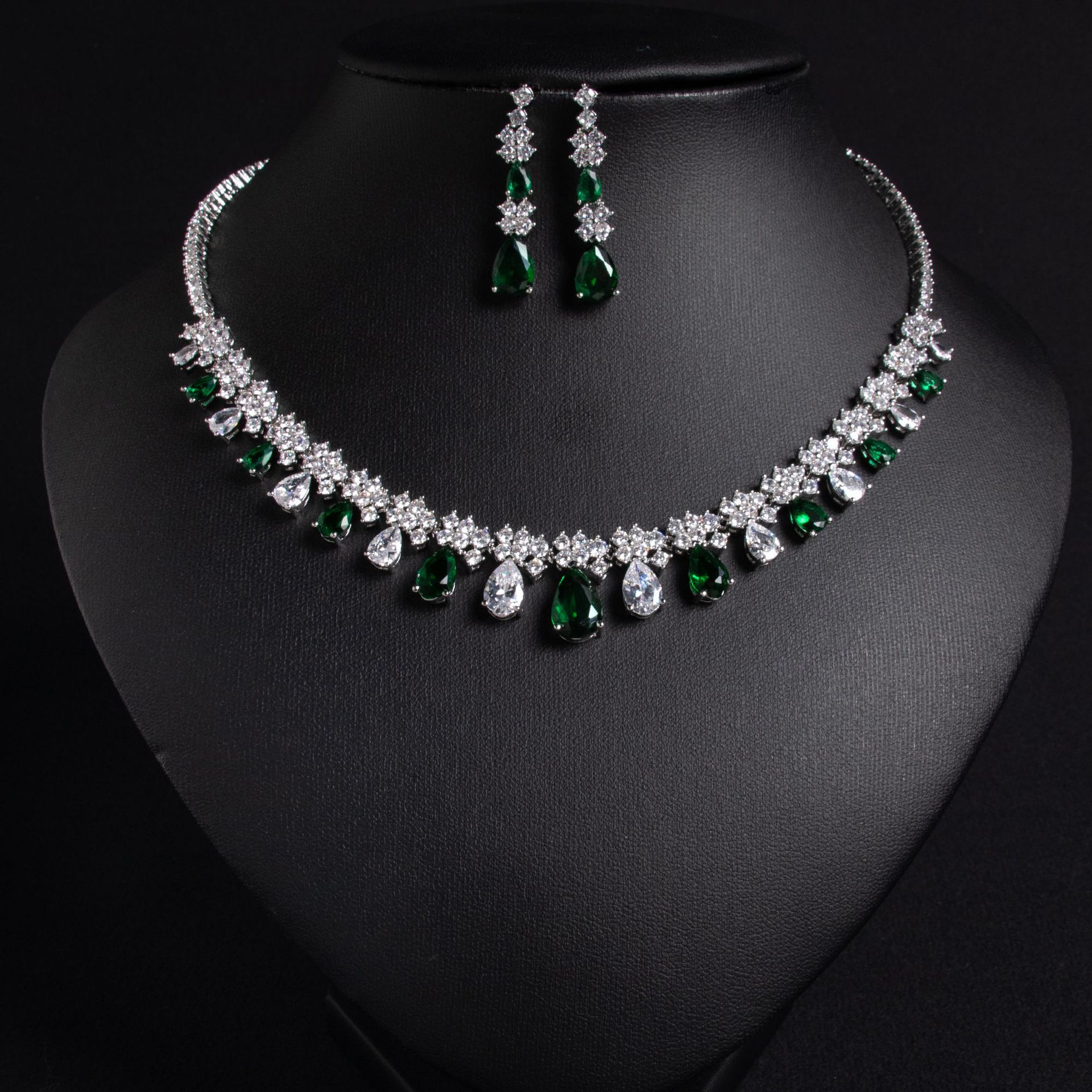 Japanese and Korean collarbone chain simple new zircon water droplet necklace dress temperament earring jewelry two-piece set bride jewelry