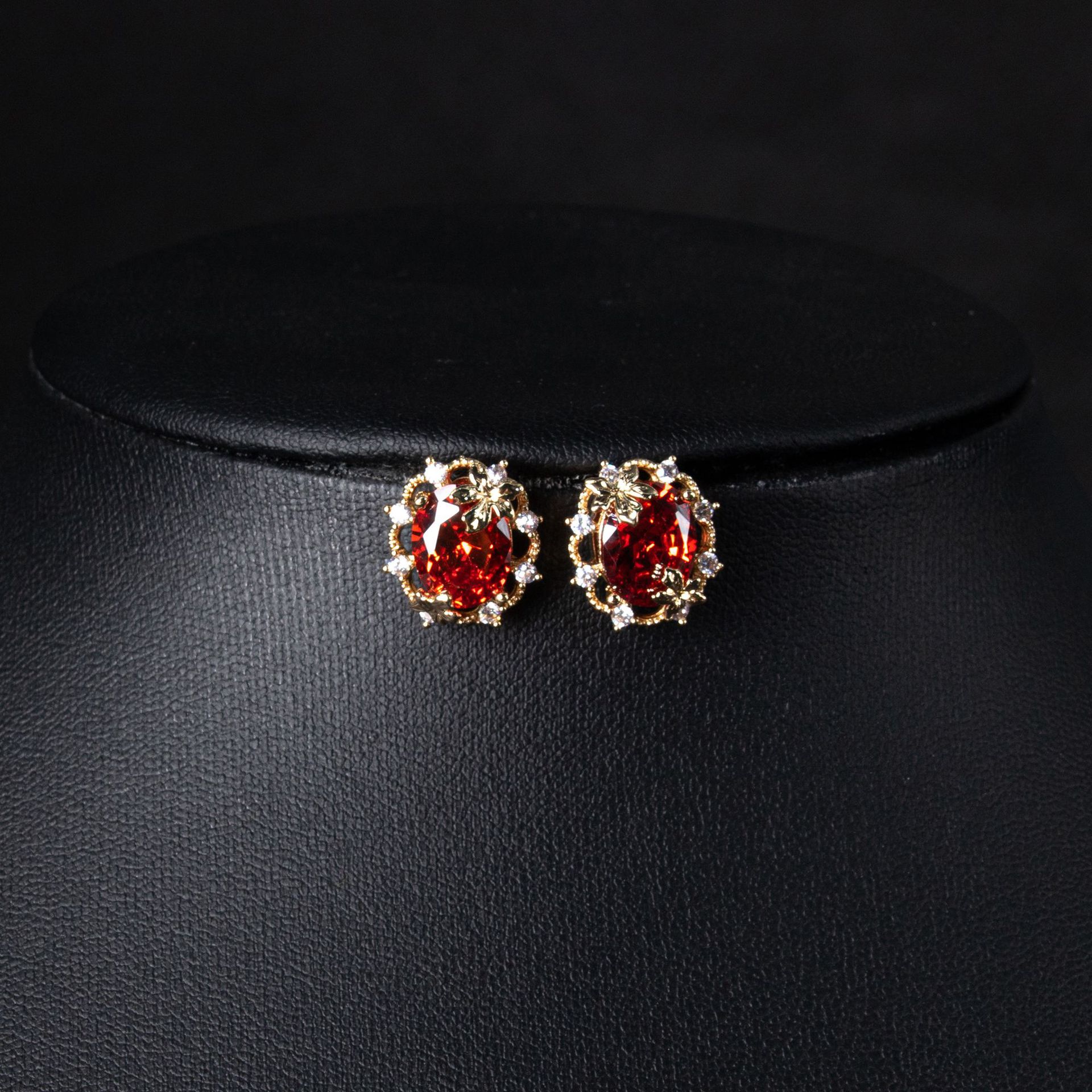 Advanced red maple leaf earring necklace set, trendy, light luxury temperament, retro, niche, simple ear accessories wholesale
