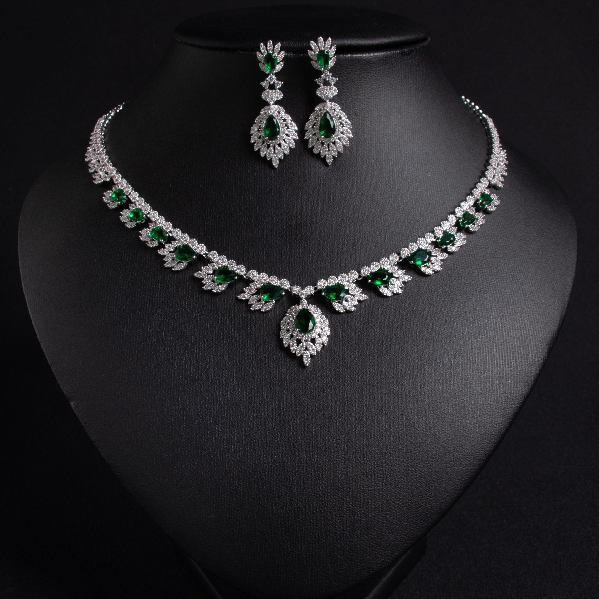Cross border hot selling necklaces and jewelry from Europe and America, zircon flowers, simple and high-end, new luxury women's niche earring set