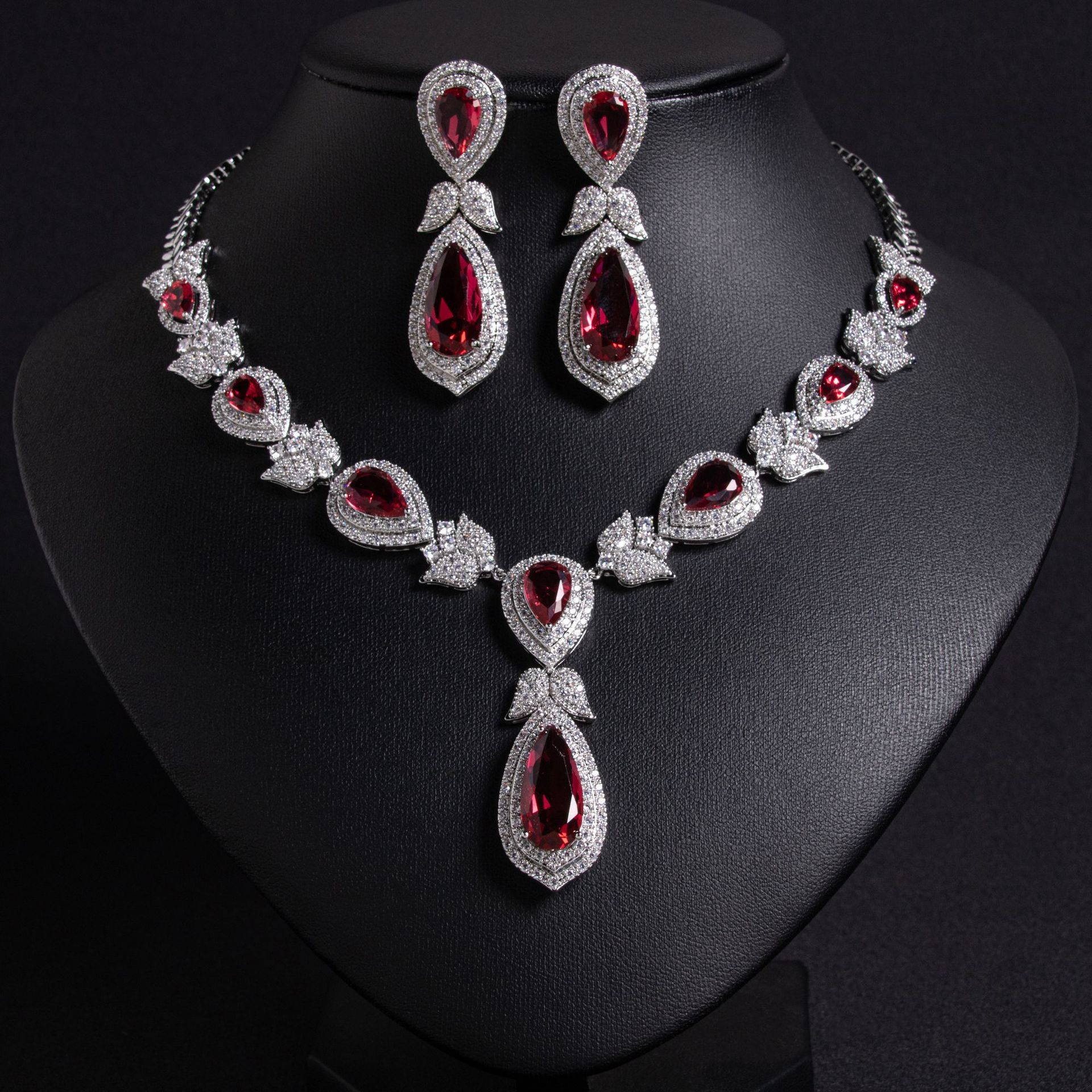 Bridal zircon diamond studded heart-shaped necklace earring set for women in Europe and America, exaggerated, light luxury, high-end pendant dress accessories