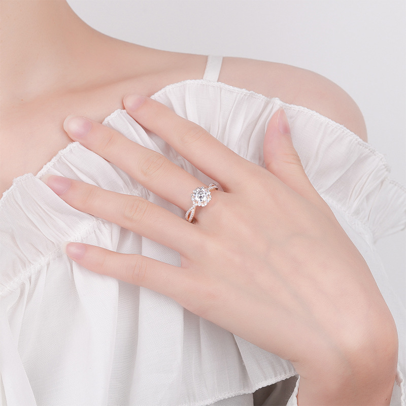 S925 Pure Silver Mulberry Stone Ring for Women, Princess Elsa for Women, One Carat Classic Six Claw Diamond Ring, Seeking Wedding Ring Manufacturer