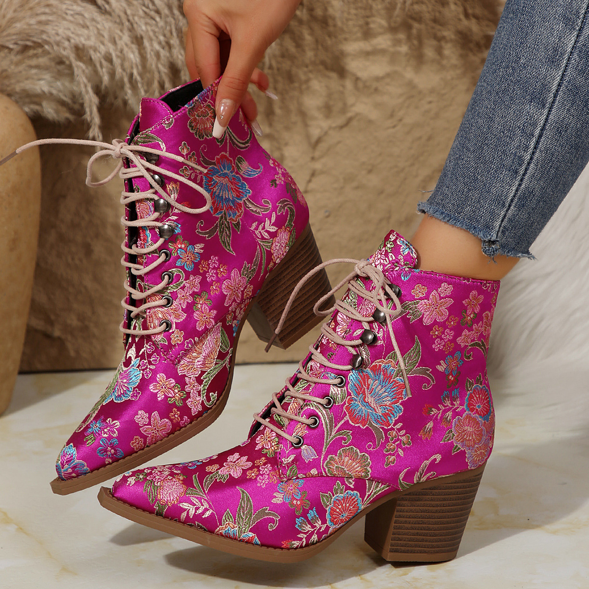 Retro European and American women's boots winter new style ethnic style pointed toe thick heel lace up embroidered short boots women's plus size women's shoes foreign trade