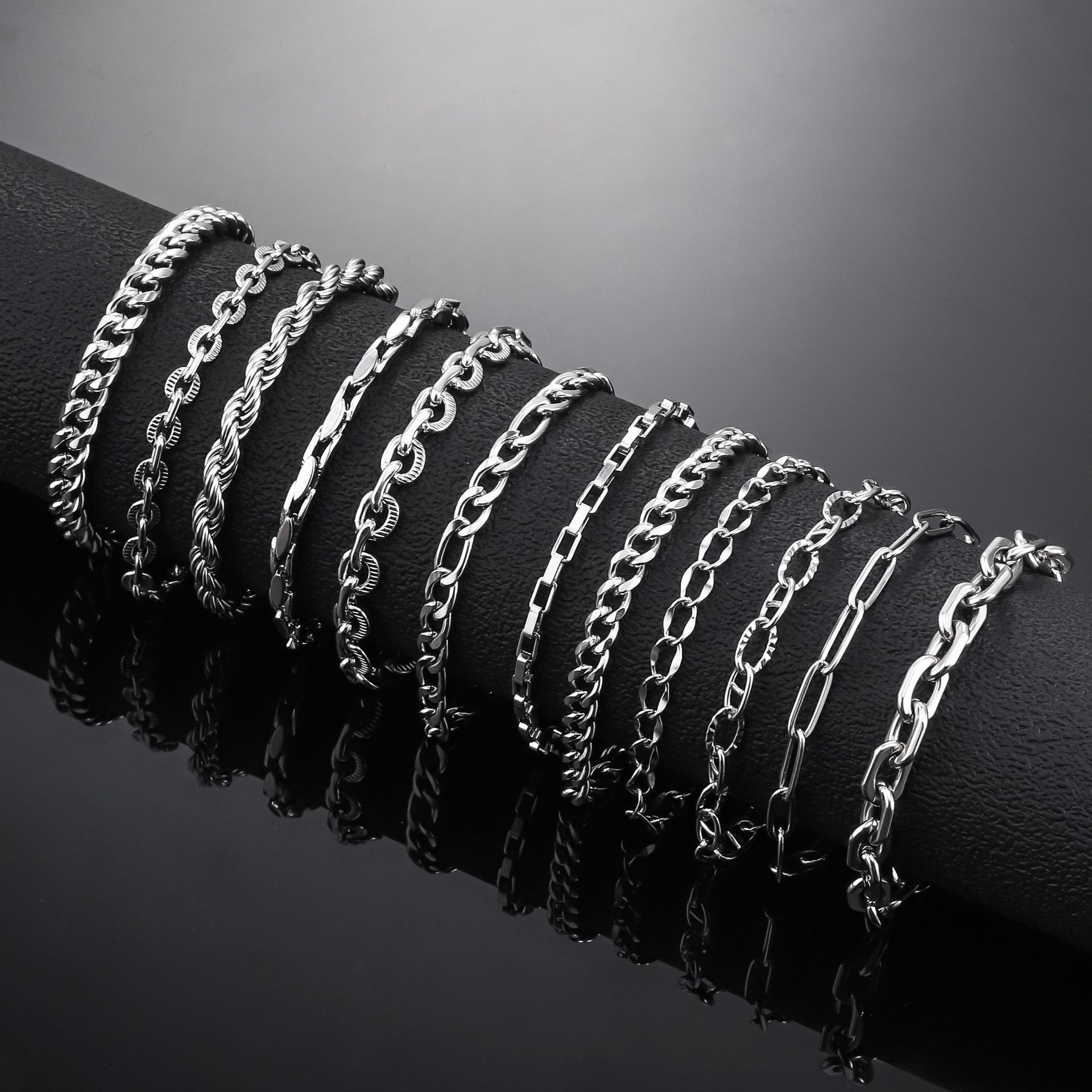 Cross border hot selling stainless steel bracelet, European and American men's non fading Cuban chain, fashionable and versatile, washable titanium steel bracelet