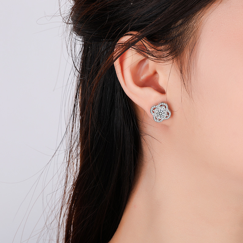 Cross border hot selling live streaming earrings s925 silver ear studs for women in Japan and South Korea, light luxury four leaf clover moissani diamond earrings 50 points full diamond