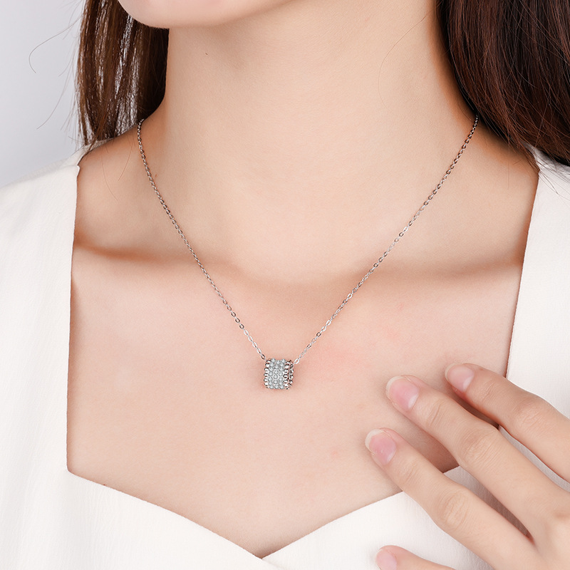 S925 pure silver niche design internet famous pendant necklace, small waist moissanite necklace, fashionable micro inlaid diamond collarbone chain