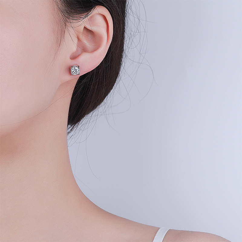 S925 pure silver earrings, moissanite earrings, fashionable cow head four claw diamond earrings, factory direct sales, one piece dropshipping