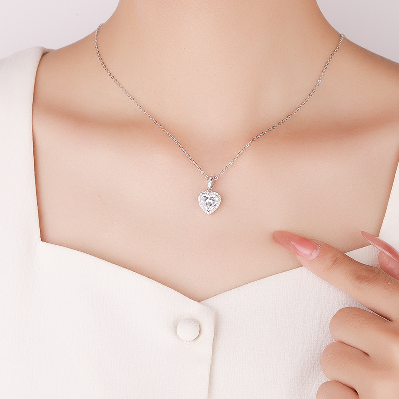 Cross border exclusive s925 pure silver pendant with heart-shaped moissanite temperament necklace for women, high-end and light luxury collarbone chain