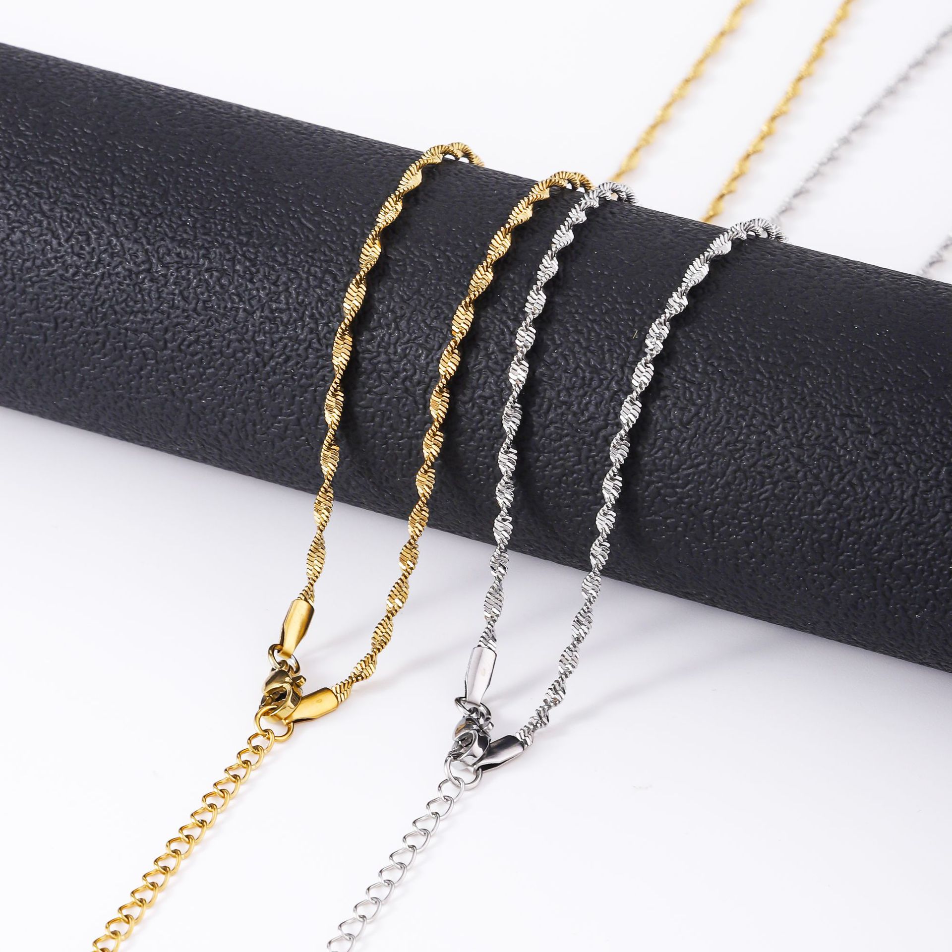 Hot selling stainless steel twisted push dense vacuum plated 18K gold chain necklace in Europe and America, minimalist jewelry, titanium steel lock chain