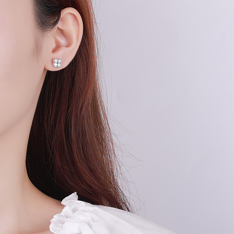 S925 pure silver Mozambique diamond four leaf clover earrings for women's new style temperament, internet famous earrings, personalized high-end earrings wholesale