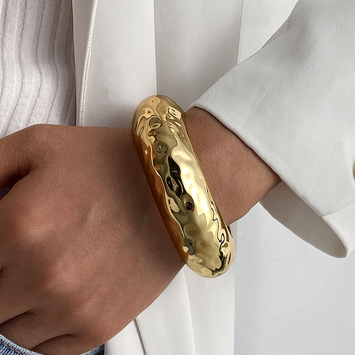 European and American cross-border jewelry fashion irregular alloy bracelet high-end pleated wide face Bracelet jewelry