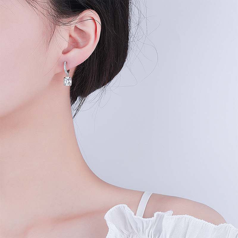 S925 pure silver earrings plated with pt950 micro inlaid classic bull head earrings, moissanite earrings in D color, women's moissanite earrings