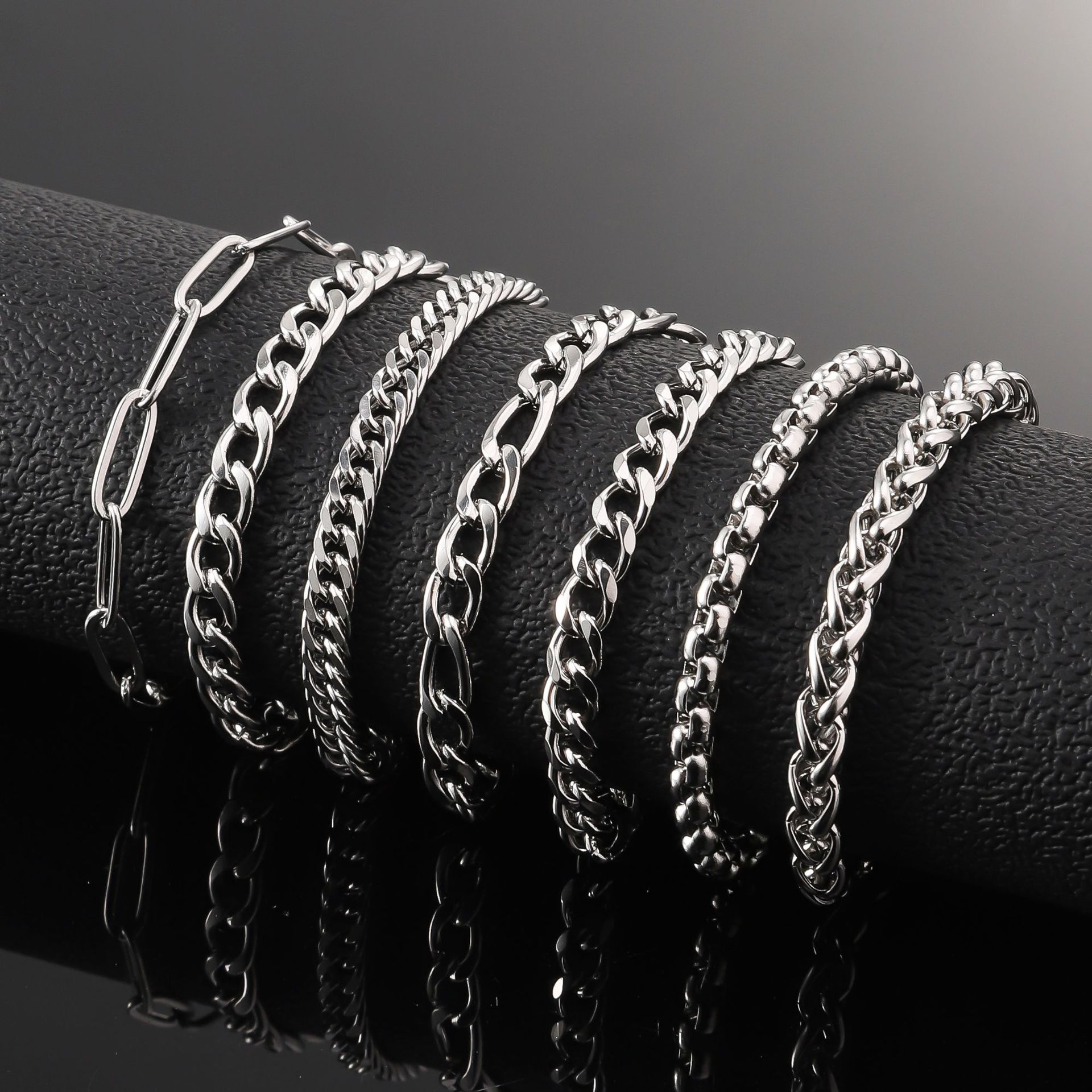Cross border stainless steel bracelet, European and American men's personality trend, Cuban bracelet wholesale, non fading women's titanium steel bracelet