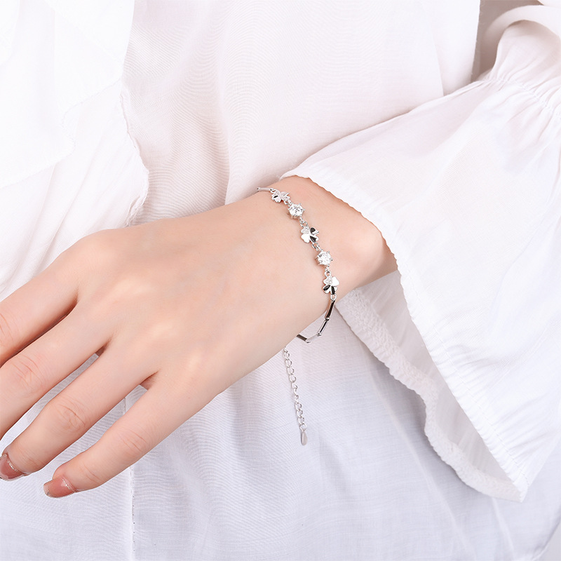 Four leaf clover moissanite diamond luxury inlaid bracelet s925 pure silver simulated diamond bracelet, versatile Korean version moissanite jewelry manufacturer