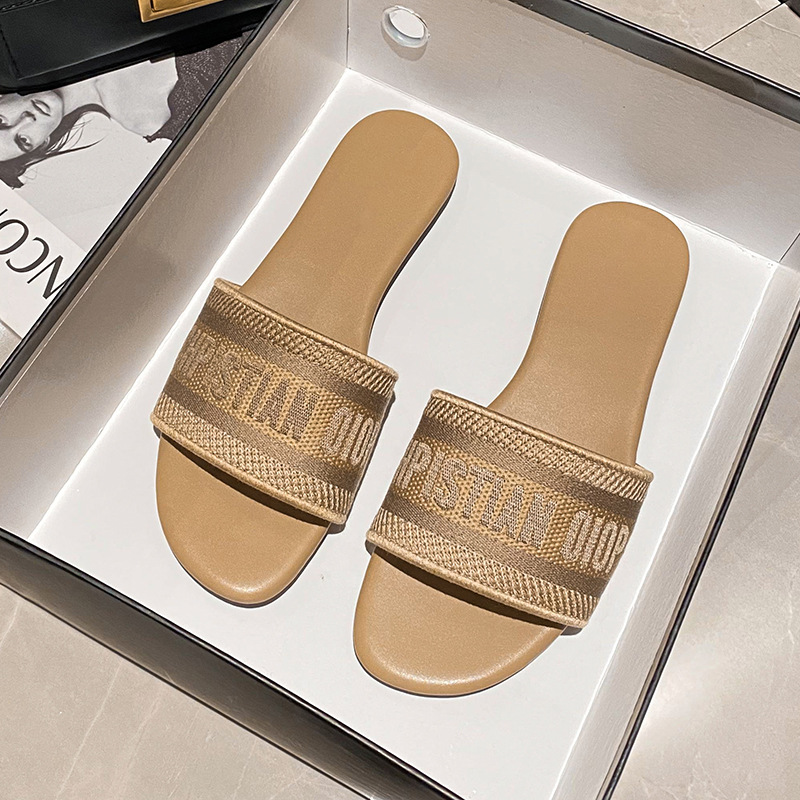 Internet celebrity cool slippers for women's summer outdoor wear, new fashionable embroidered letter casual D home slippers, vacation beach one word slippers