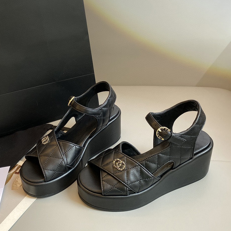 2025 casual and fashionable diamond grid leather small fragrant style thick soled wedge sandals for women, waterproof platform, exposed toe, high heels for wearing outside