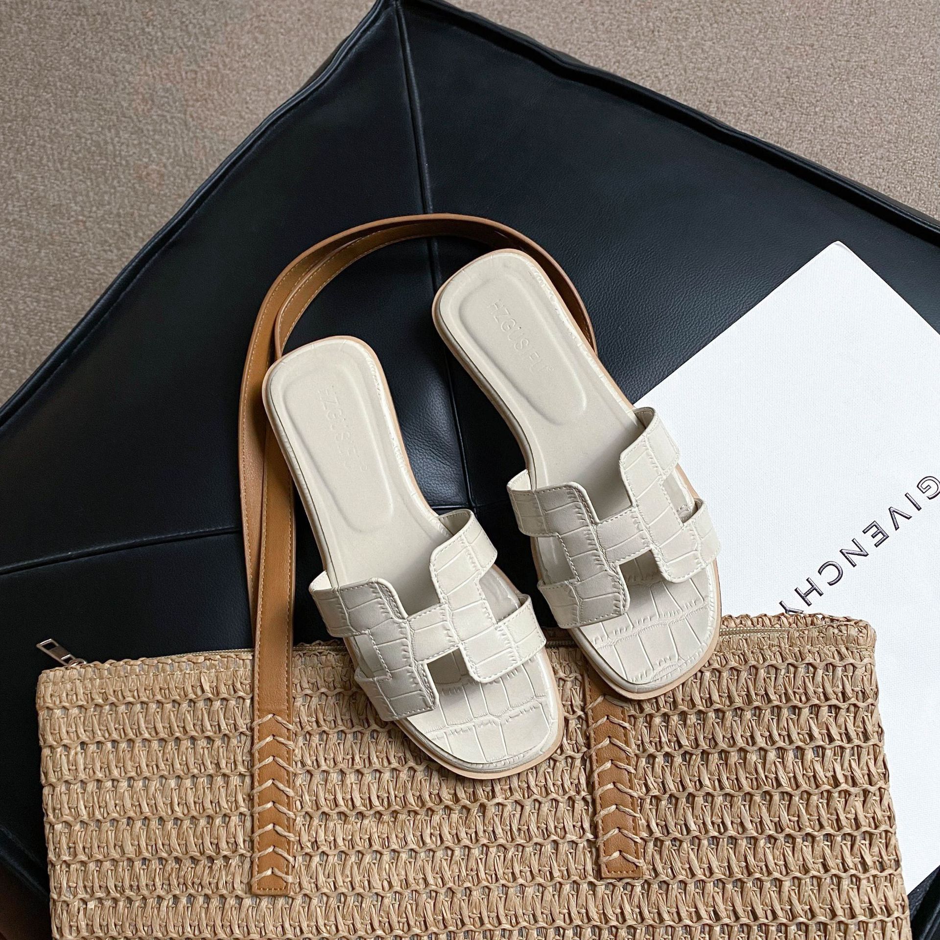 Crocodile patterned slippers for women's outdoor wear 2025 new summer fashion versatile flat bottomed straight trawl red oversized travel sandals