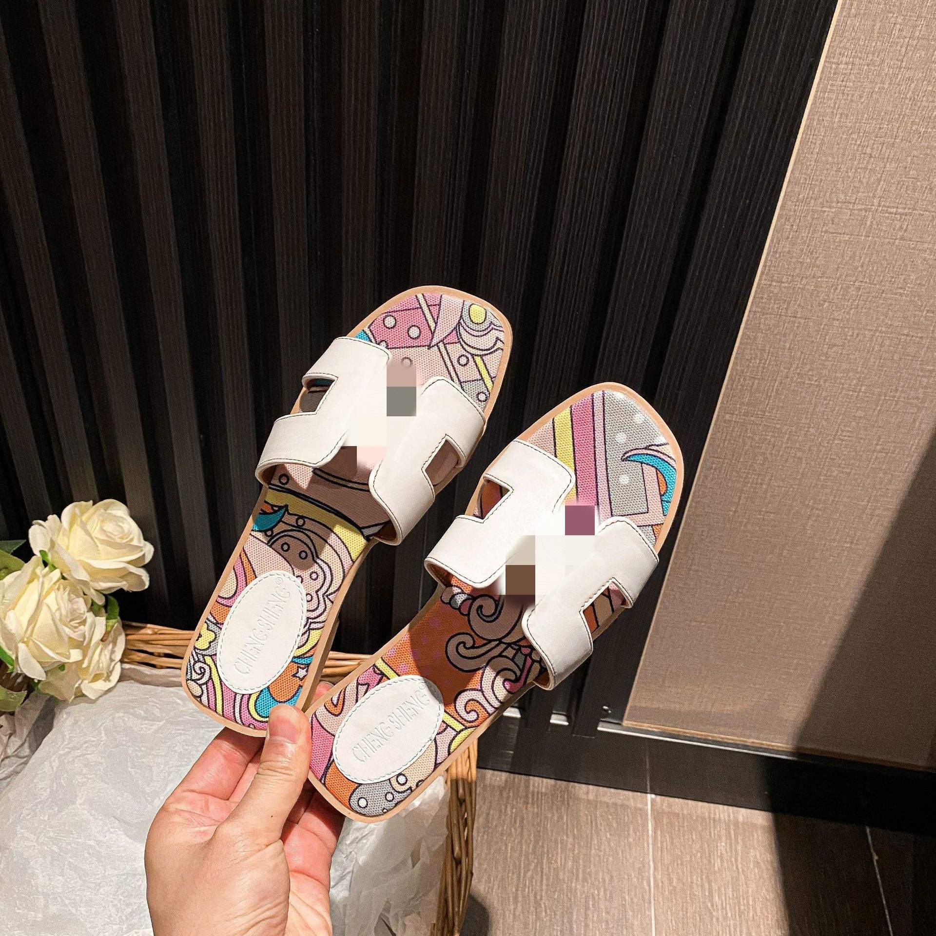 2025 New Type of Straw Slippers for Women in Summer, Versatile and Fashionable Beach Sandals, Flat Slippers for Women
