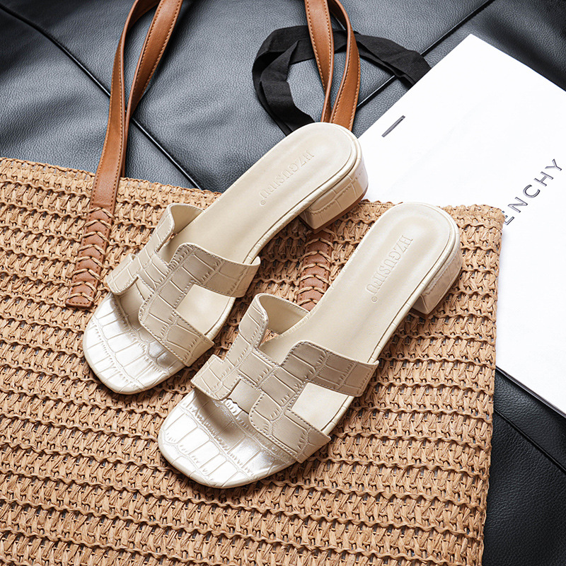 Coarse heeled slippers for women's outdoor wear in summer 2025, versatile, 3cm high heels, cool sandals, fashionable and breathable, crocodile pattern sandals