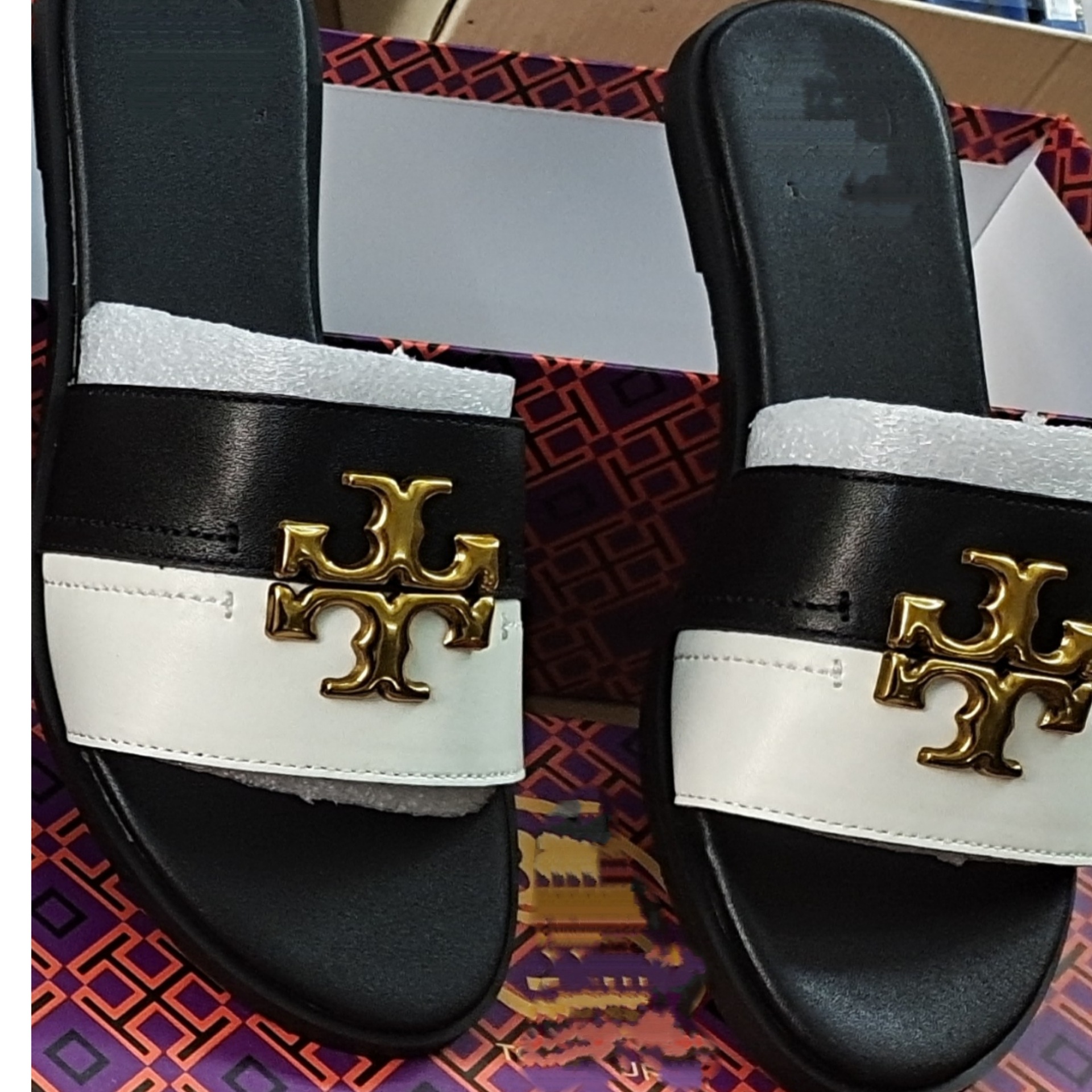 2025 New European and American Women's Vietnamese Genuine Leather Tray Home Metal Buckle Flat Slippers for Home and Outdoor Wearing Sandals Dragging Manufacturer