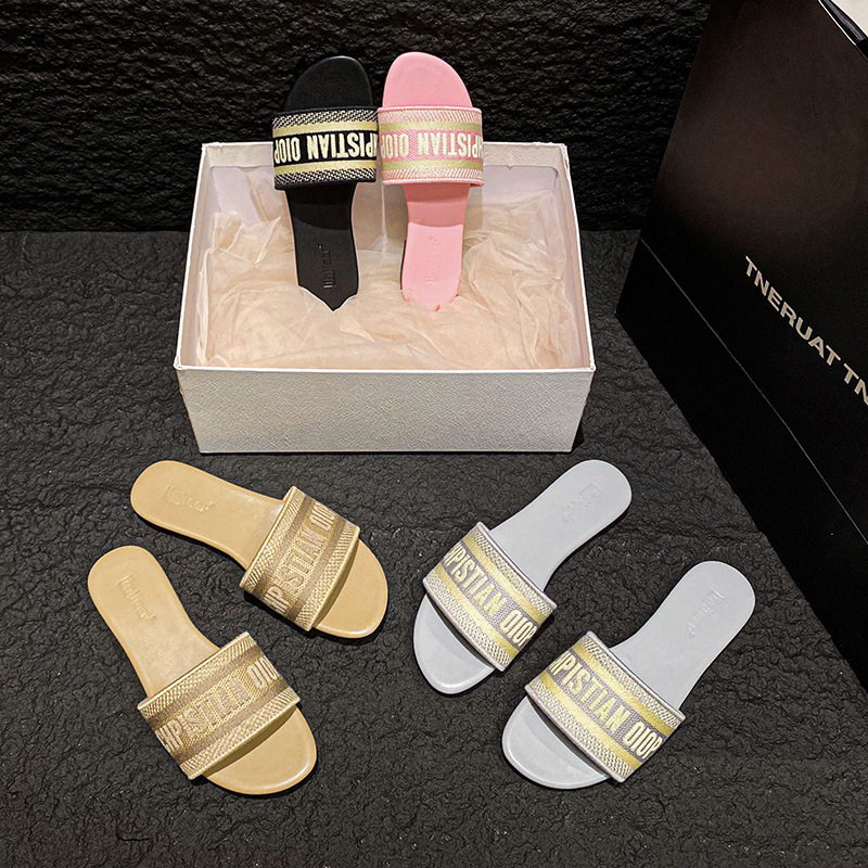 2025 New Ins Trendy Summer Embroidered Cool Slippers for Women's Outdoor Wear, Fashionable Beach Flat Bottom Letter One Word Drag