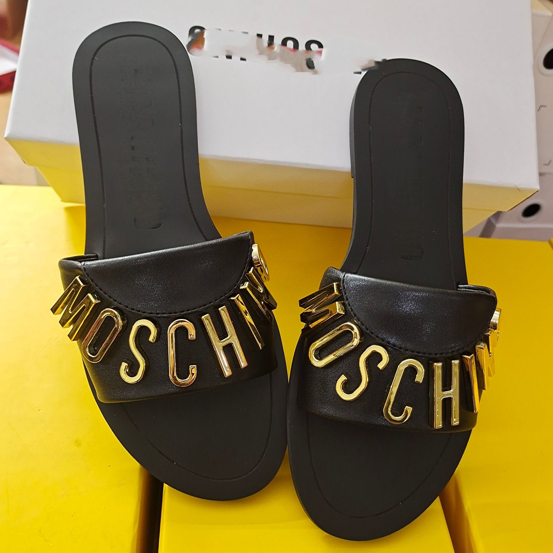 2025 new MO women's shoes, internet famous slippers, European and American style cowhide anti slip sponge bottom, simple exterior letter sandals