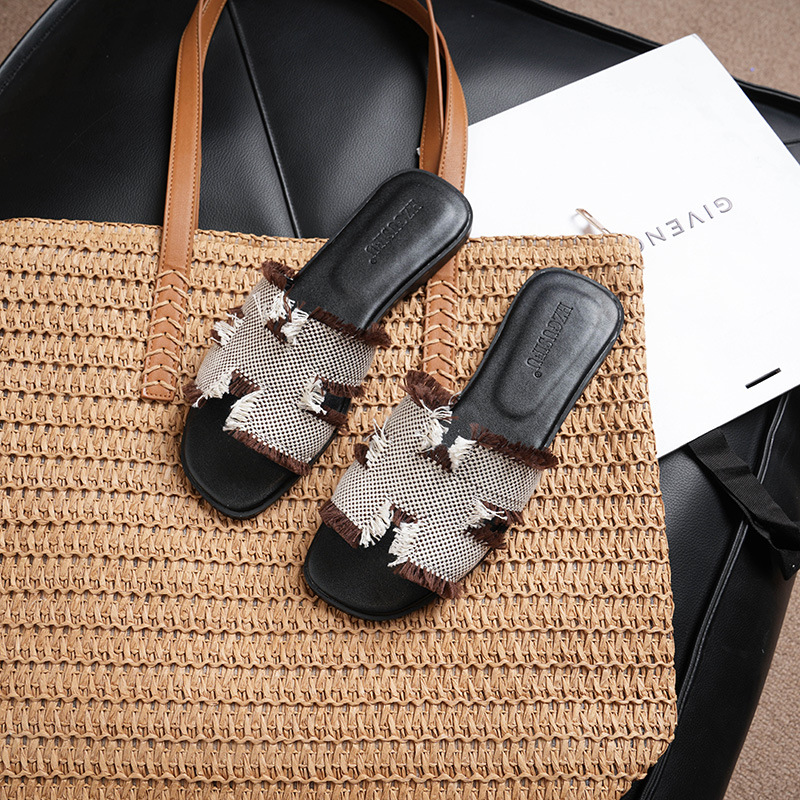 Slippers, women's outdoor wear, 2025 new style, fashionable and versatile for spring and summer, flat bottomed, one line dragging, beach travel, internet famous sandals