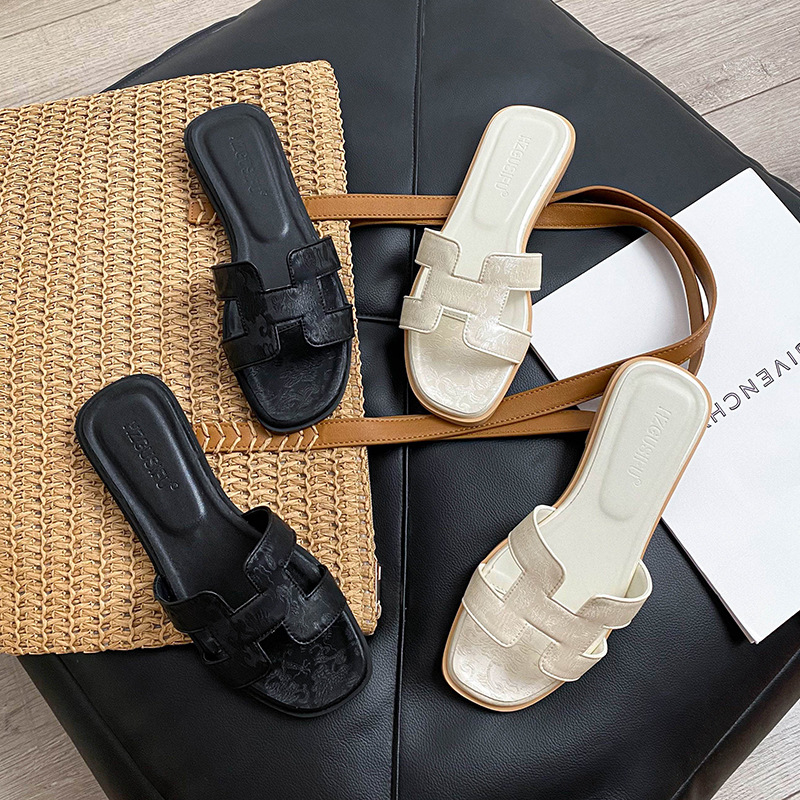 Women's slippers wear 2025 new summer fashion versatile flat bottom flip flop beach travel sandals China-Chic style