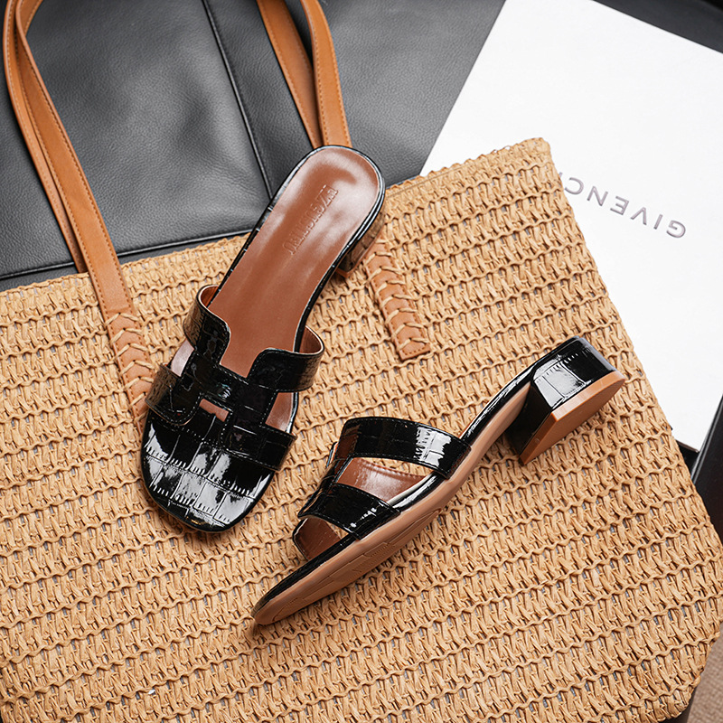 Thick heeled slippers for women wearing 3 cm low heeled sandals for summer 2025, versatile one-piece beach sandals