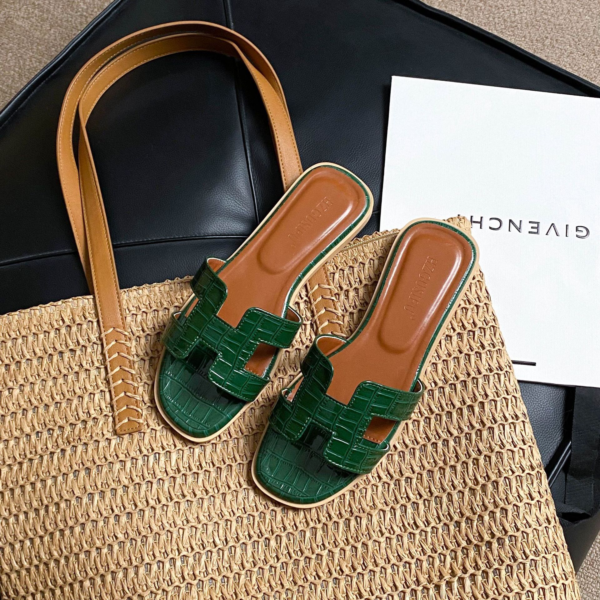 Slippers for women's outdoor wear, 2025 new Instagram trendy spring and summer cool slippers, fashionable beach versatile flat bottom straight drag