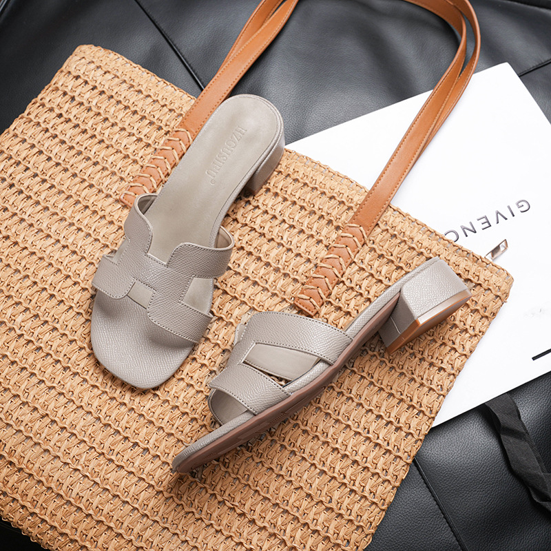 High heeled slippers for women wearing thick heeled sandals, 2025 new style, 3 cm fashionable and high-end beach travel slippers